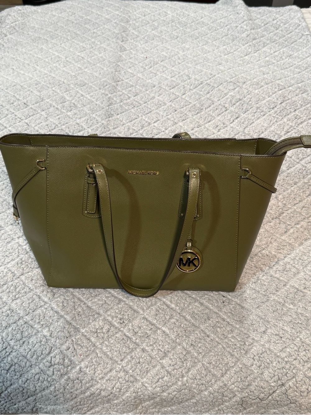 ✨ PRICE DROP ✨ Michael Kors Medium Voyager Leather Tote - olive green - Picture 2 of 15
